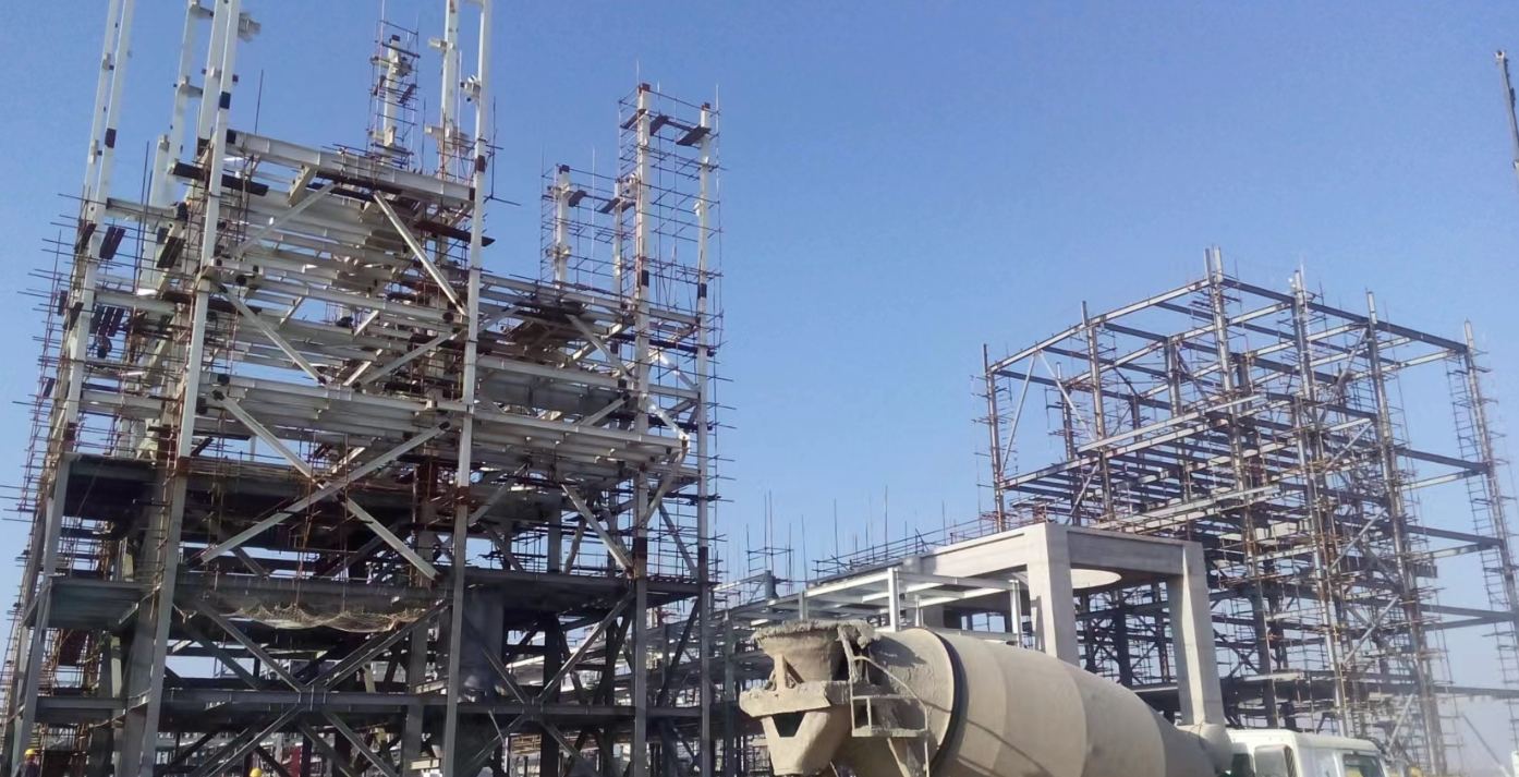 Polysilicon production facility with press-locked steel grating platforms