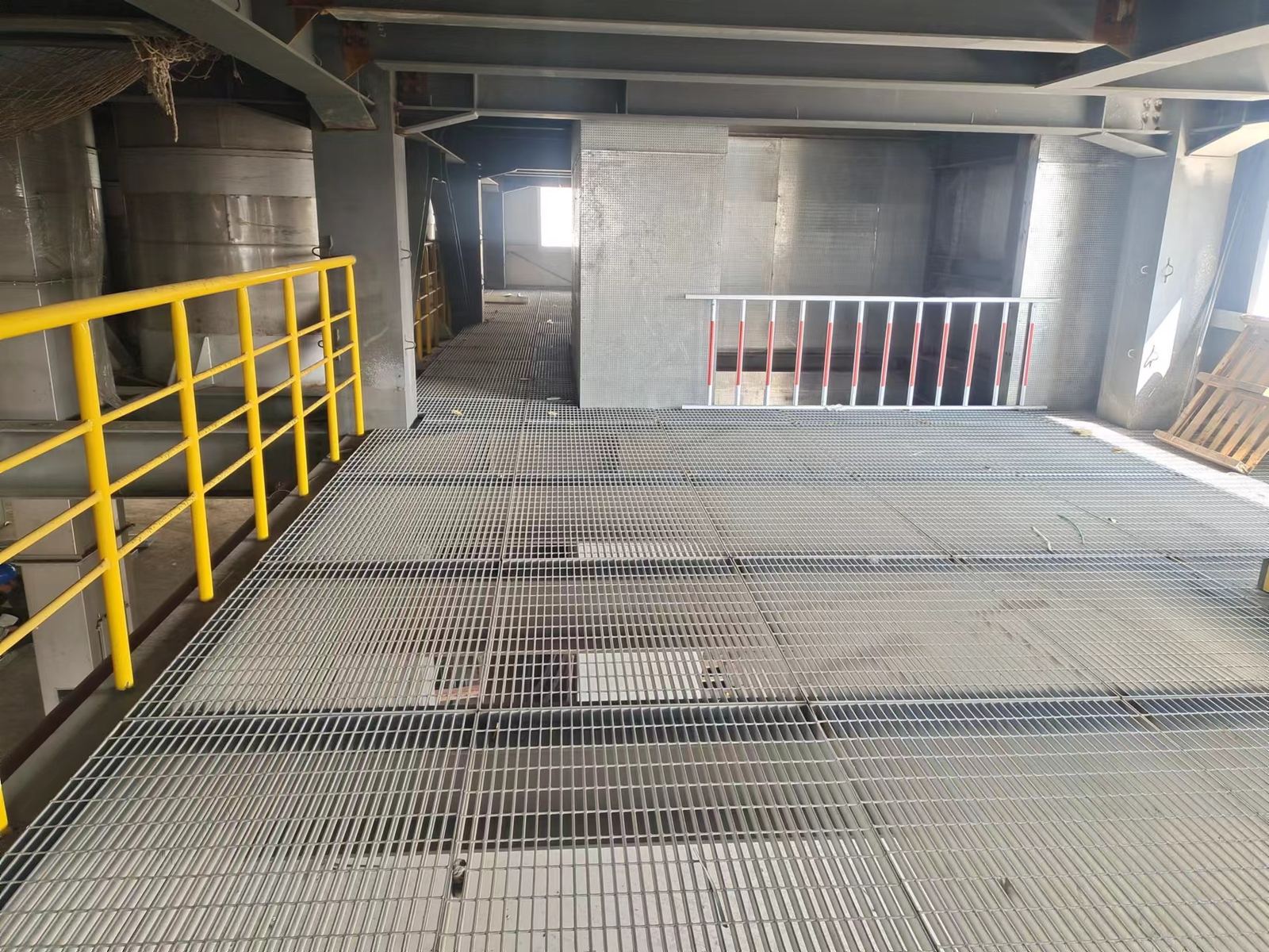 Polystyrene production plant with serrated galvanized steel grating