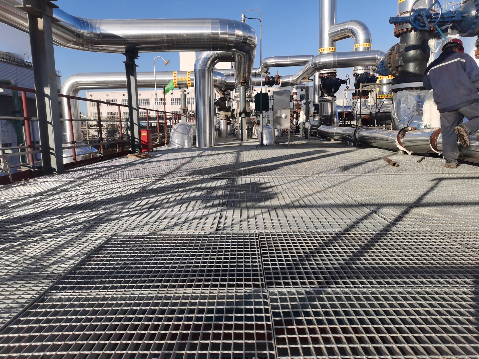 Platform steel grating for span and load design